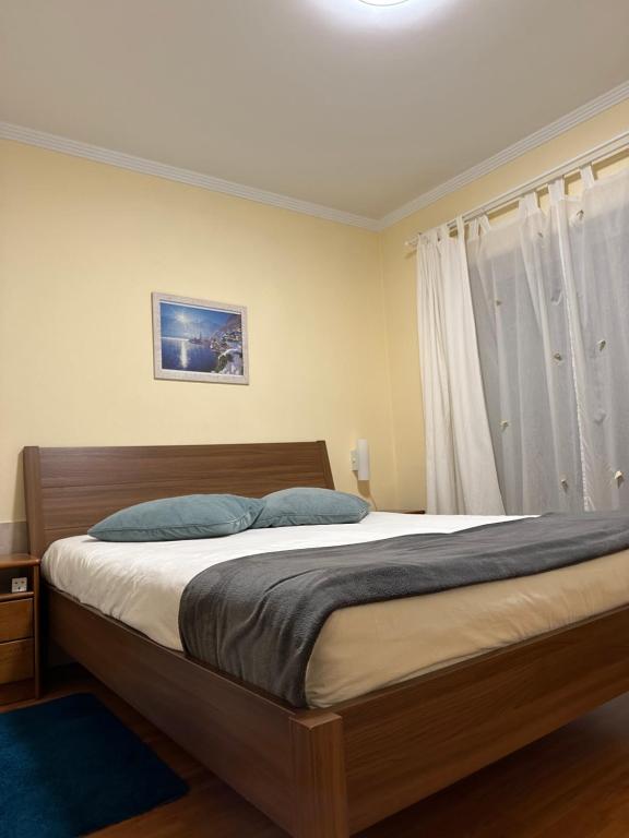 Tempat tidur dalam kamar di Apartamento Albufeira,4 pessoas, com wi-fi e a 15m a pé da praia