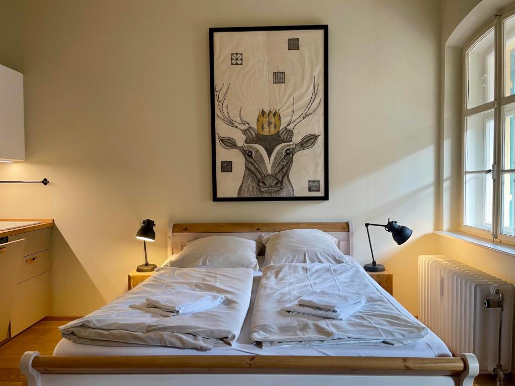 - une chambre dotée d'un lit avec une photo sur le mur dans l'établissement ciao-aschau Haus zur Burg Ap204 Hupferl1, à Aschau