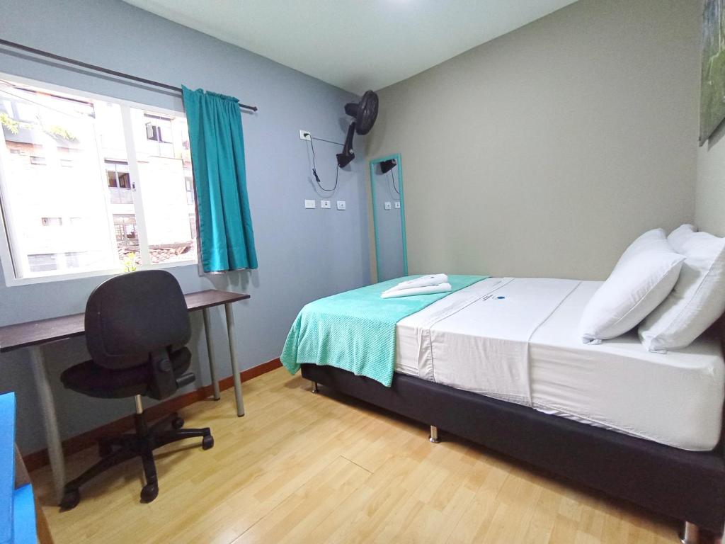 Postel nebo postele na pokoji v ubytování Poblado Park Guest House