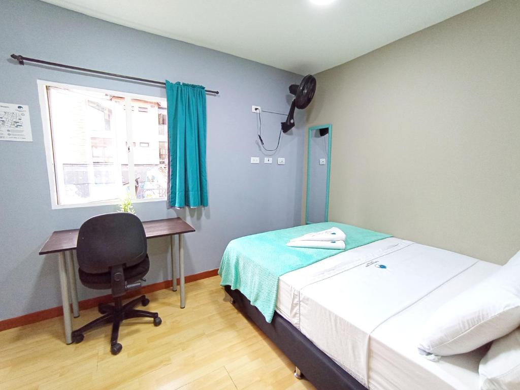 Postel nebo postele na pokoji v ubytování Poblado Park Guest House