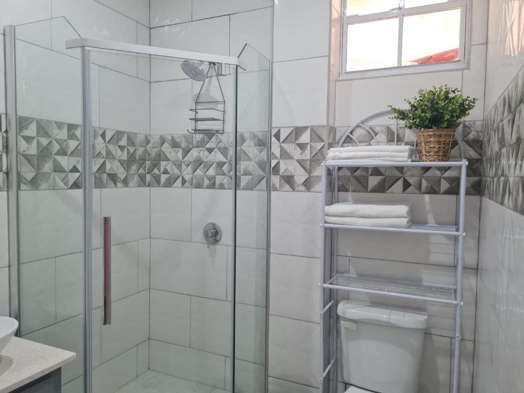 un bagno con doccia e WC di Rivière Chateau - Gros Islet a Gros Islet