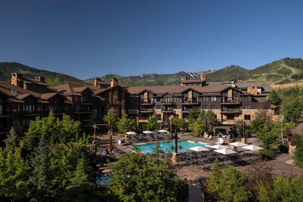Bazén v ubytování Waldorf Astoria Park City nebo v jeho okolí