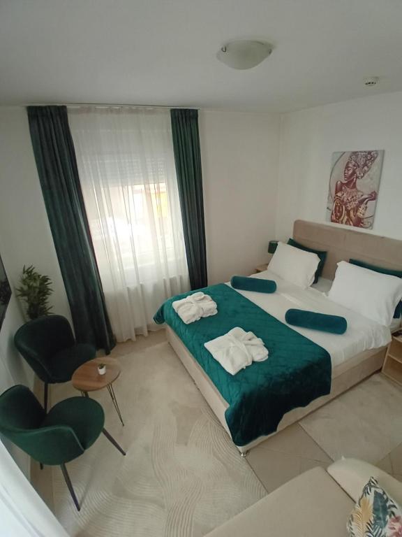 - une chambre avec un lit et 2 serviettes dans l'établissement Wing Nina2, à Jagodina