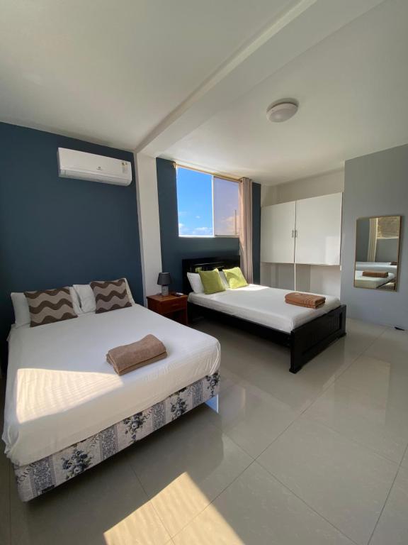 En eller flere senge i et værelse på Suite “Raya”