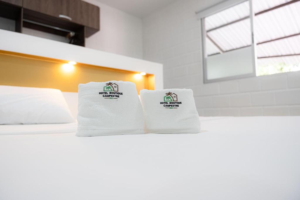 zwei Stapel Handtücher auf dem Bett in der Unterkunft Hotel Boutique Campestre in Florencia