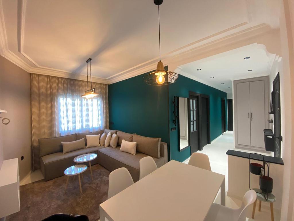 - un salon avec un canapé et une table dans l'établissement RABAT RESIDENCE - rooms, à Rabat