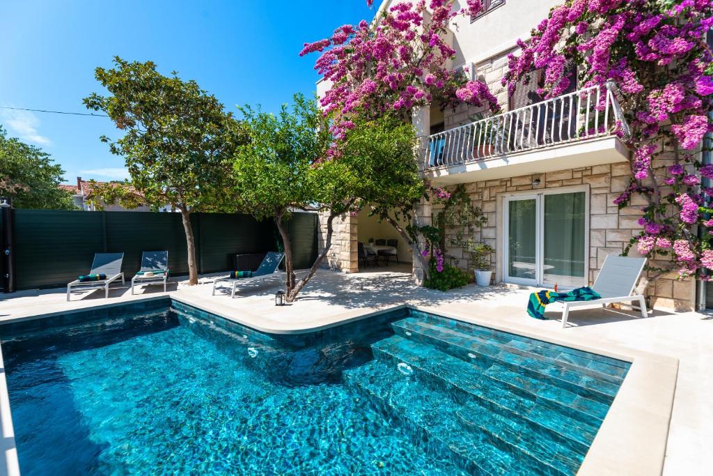 Family-friendly apartments with swimming pool Supetar, Brac - 12893