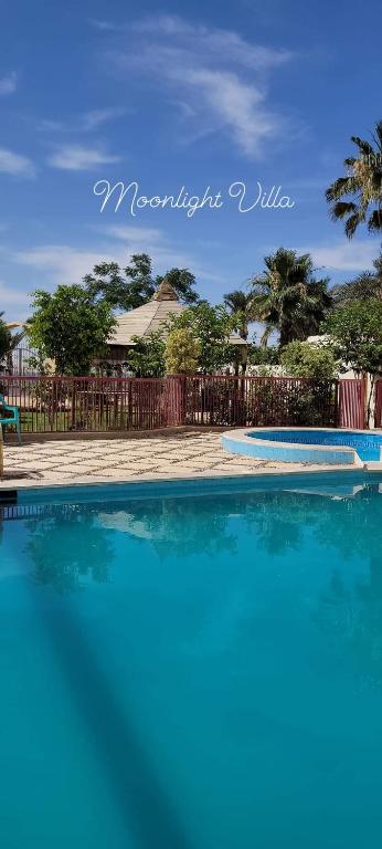 Bazén v ubytování مون لايت Moon Light Villa nebo v jeho okolí