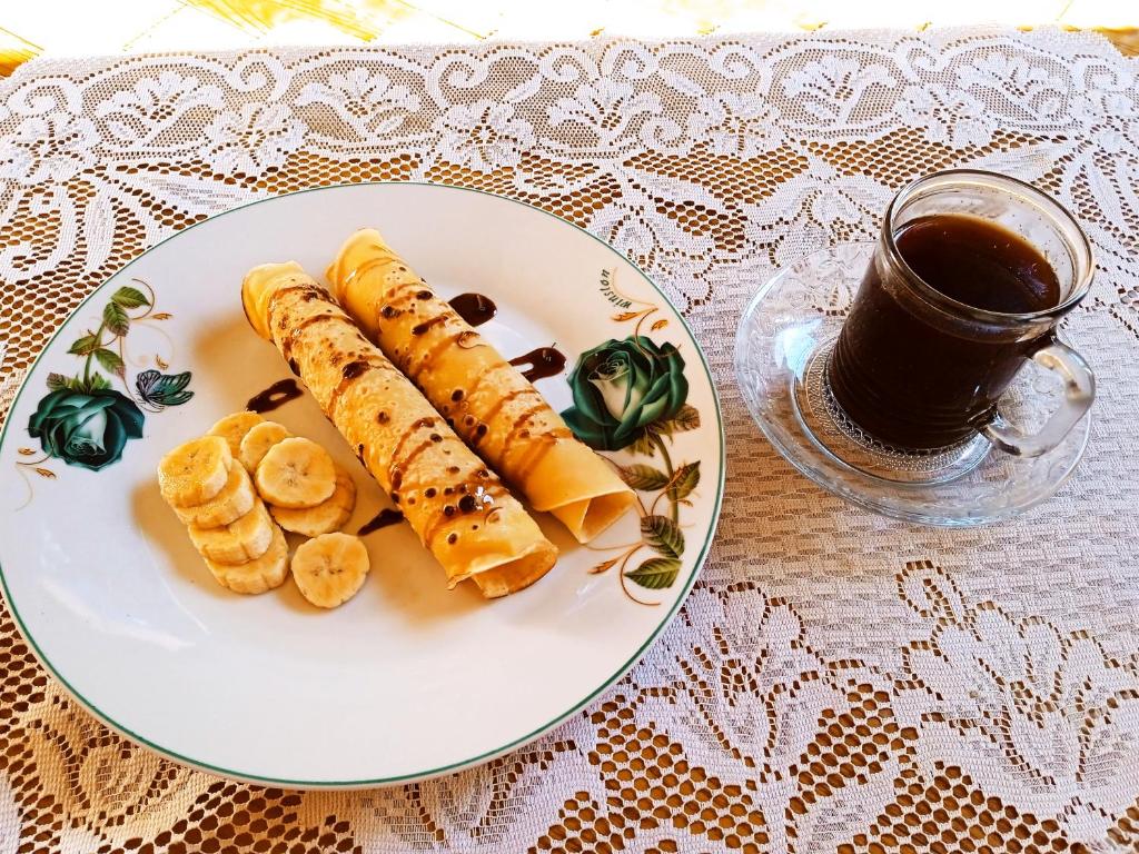 un plato de comida con plátanos y una taza de café en Citra Homestay en Tetebatu