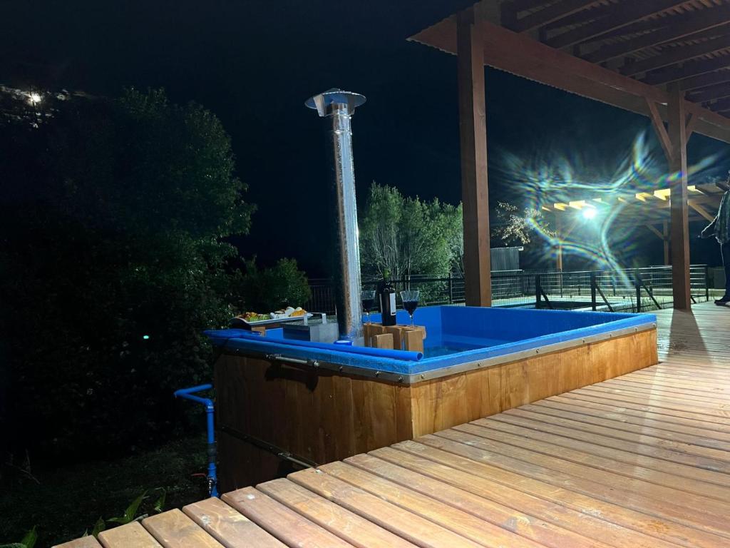 uma banheira de hidromassagem num deque à noite em Fabulosa casa con tinaja en parcela Molco Alto em Molco
