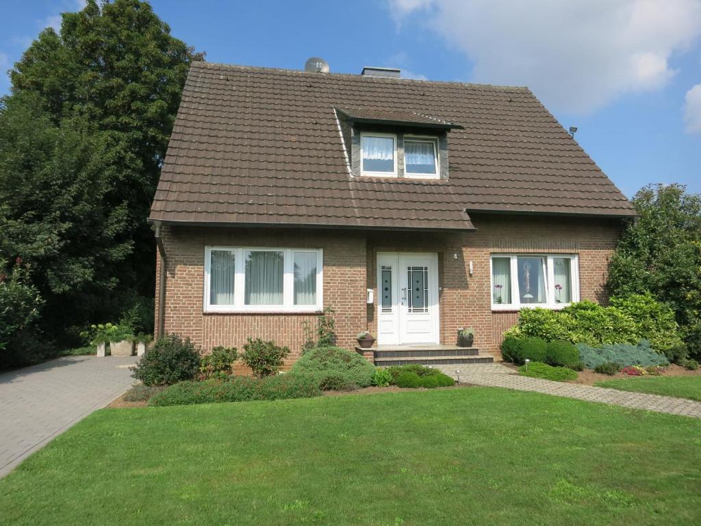 ein braunes Backsteinhaus mit einem Dach in der Unterkunft Ferienwohnung Luzia in Nettetal