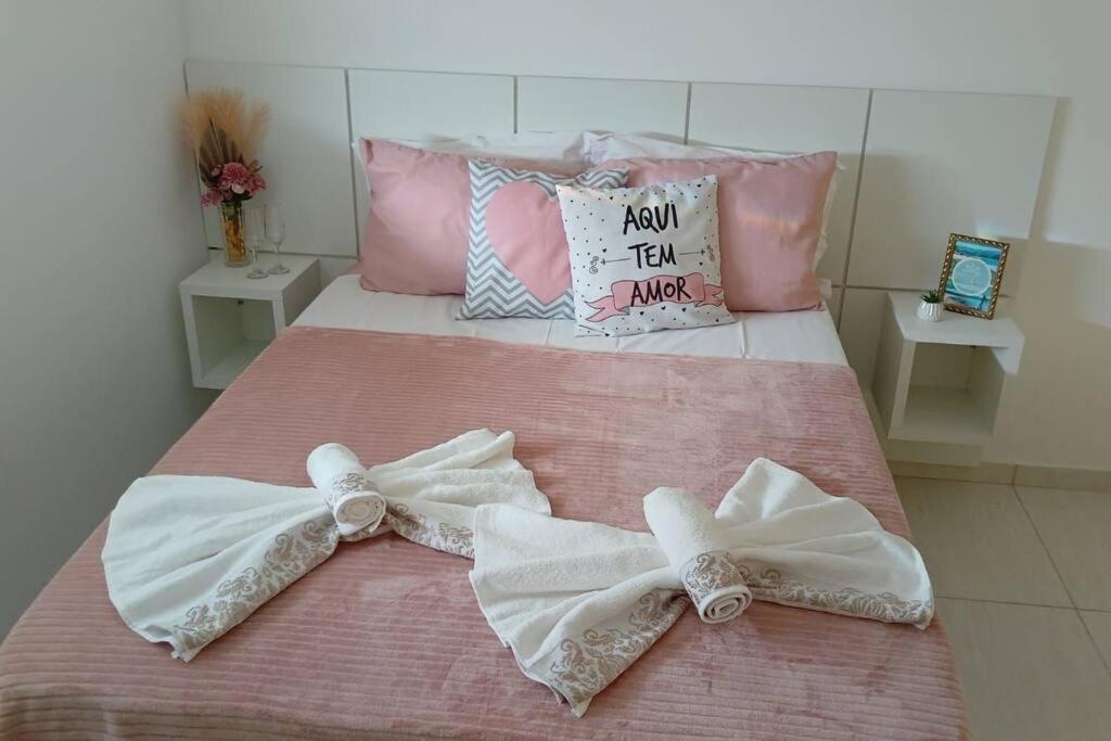 a bed with two bridalbons on top of it at Loft Outono Centro Histórico in Paraty