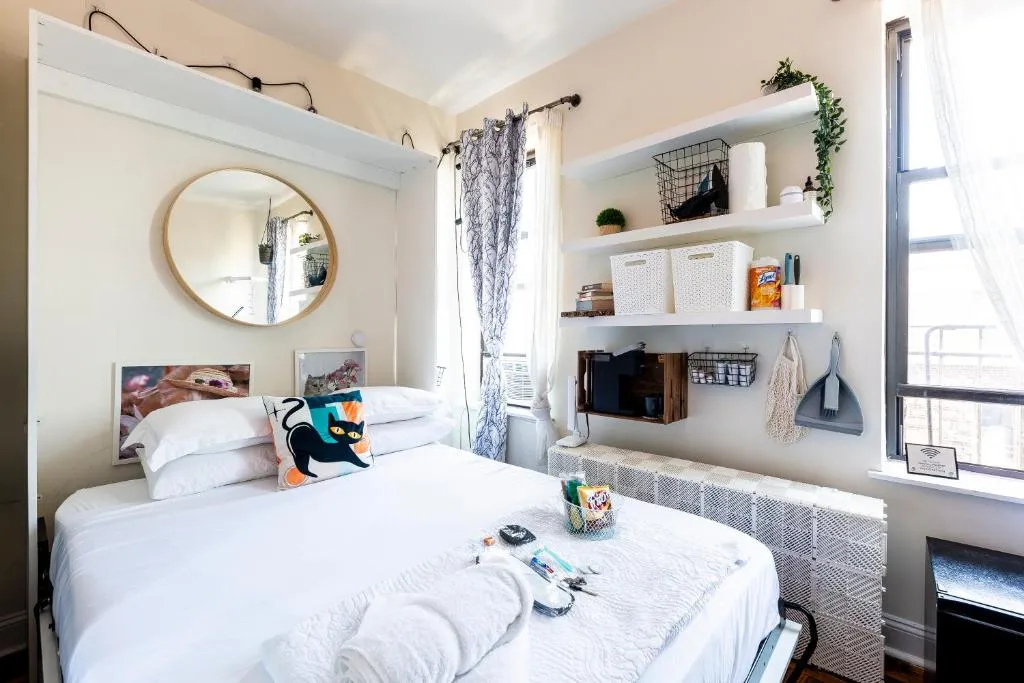 Cat Room by Delicate Stays LIVING ROOM CONVERSION SHARED SPACE ROOM ONLY CAT FRIENDLY ONLY 25 min to time square in Forest Hills