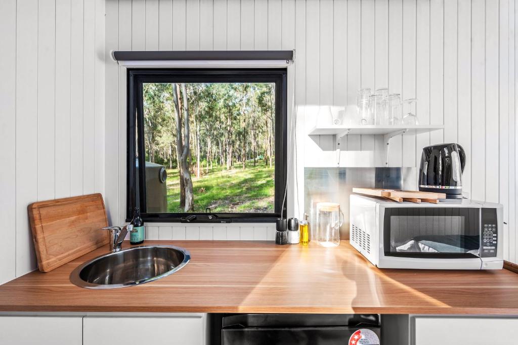 Kuchyň nebo kuchyňský kout v ubytování Wollemi Tiny House by Tiny Away