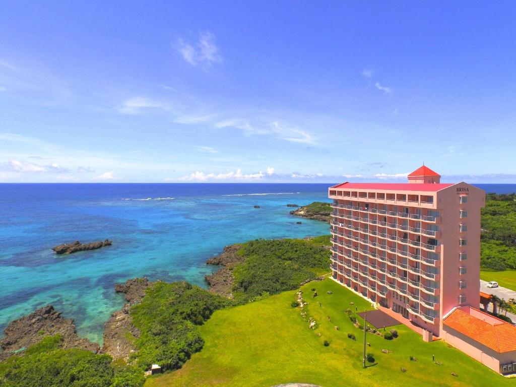 uma vista aérea de um hotel com vista para o oceano em Wellness Villa Brisa em Miyako Island