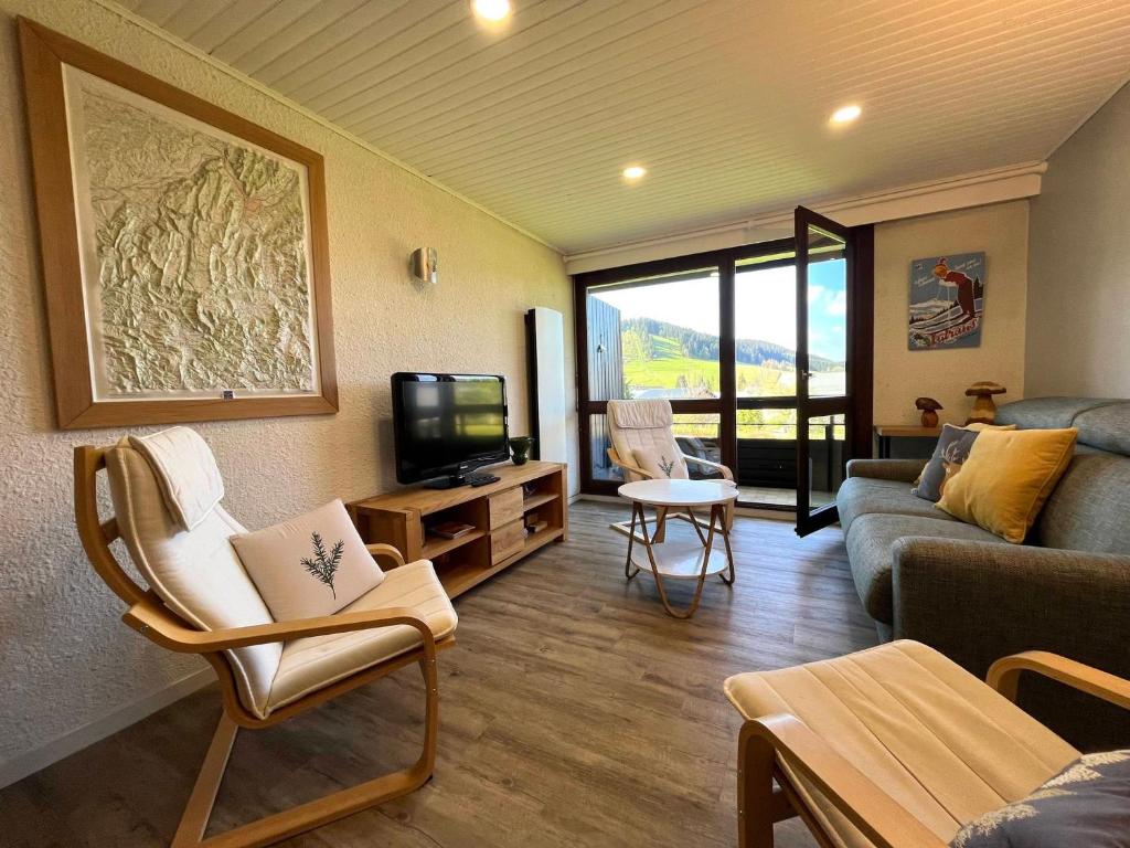 Photo de la galerie de l'établissement Appartement rénové 2 chambres avec balcon, 450 m du centre, pieds des pistes - Autrans - FR-1-737-81, à Autrans