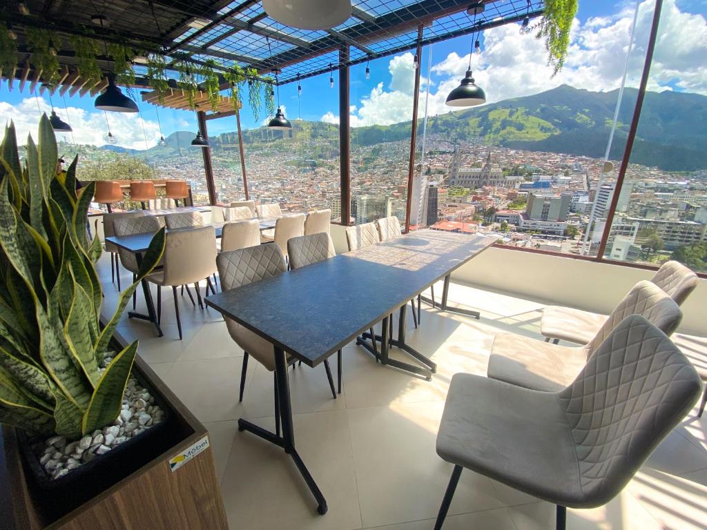 um restaurante com mesa e cadeiras e vista em Hostal La Terraza em Quito