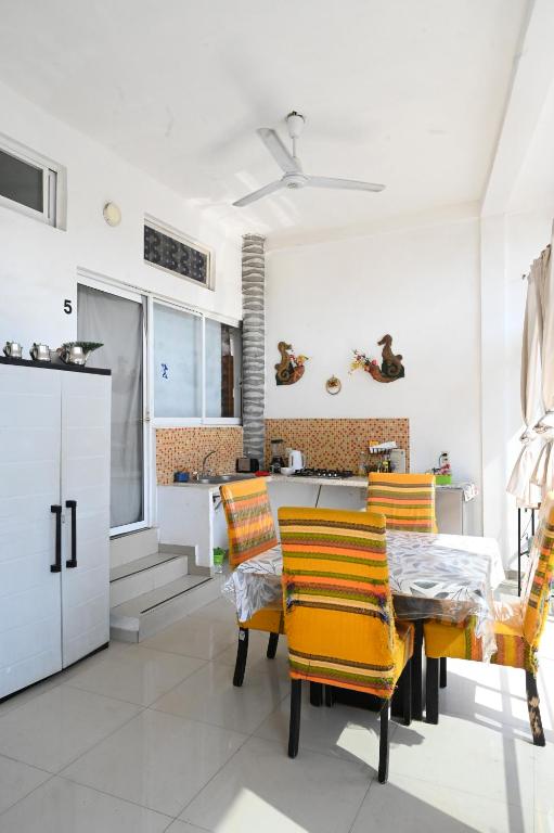 サユリタにあるCasa Baluana vive Sayulita a un paso de todoのキッチン(ダイニングテーブル、黄色い椅子付)