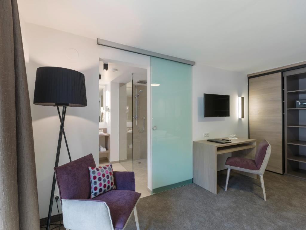 TV a/nebo společenská místnost v ubytování Quality Hosts Arlberg - Hotel Goldenes Kreuz B&B