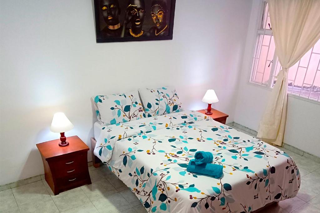 Un dormitorio con una cama con un juguete azul. en Casa Corferias, en Bogotá