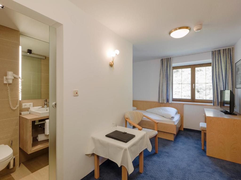 Postel nebo postele na pokoji v ubytování Quality Hosts Arlberg - Hotel Goldenes Kreuz B&B