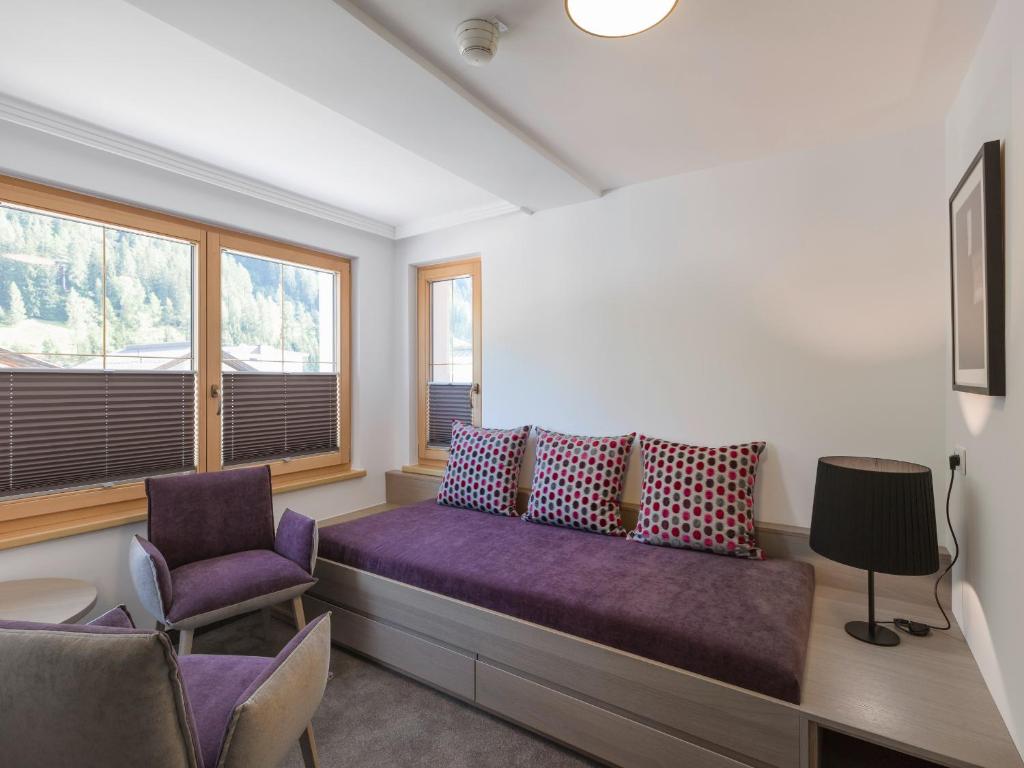 TV a/nebo společenská místnost v ubytování Quality Hosts Arlberg - Hotel Goldenes Kreuz B&B