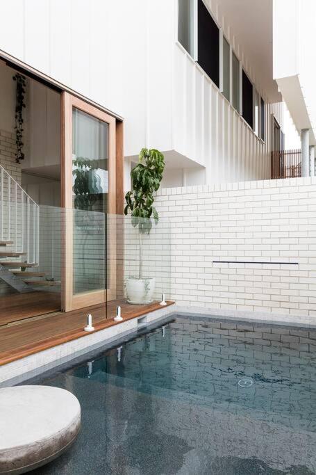 Bazén v ubytování Palm Oasis Beach Villa nebo v jeho okolí