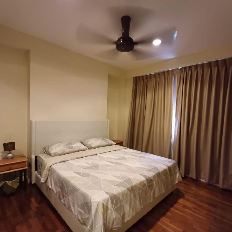 Postel nebo postele na pokoji v ubytování Santubong Suites A Just Like Home Damai
