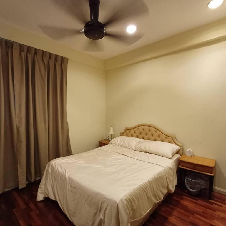 Postel nebo postele na pokoji v ubytování Santubong Suites A Just Like Home Damai