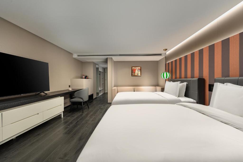 JingLai Bushe Hotel Bund Nanjing West Road Shanghai - Club Twin Room