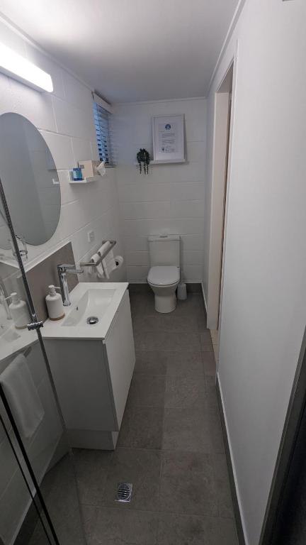 Koupelna v ubytování Moffat Beach Motel Caloundra
