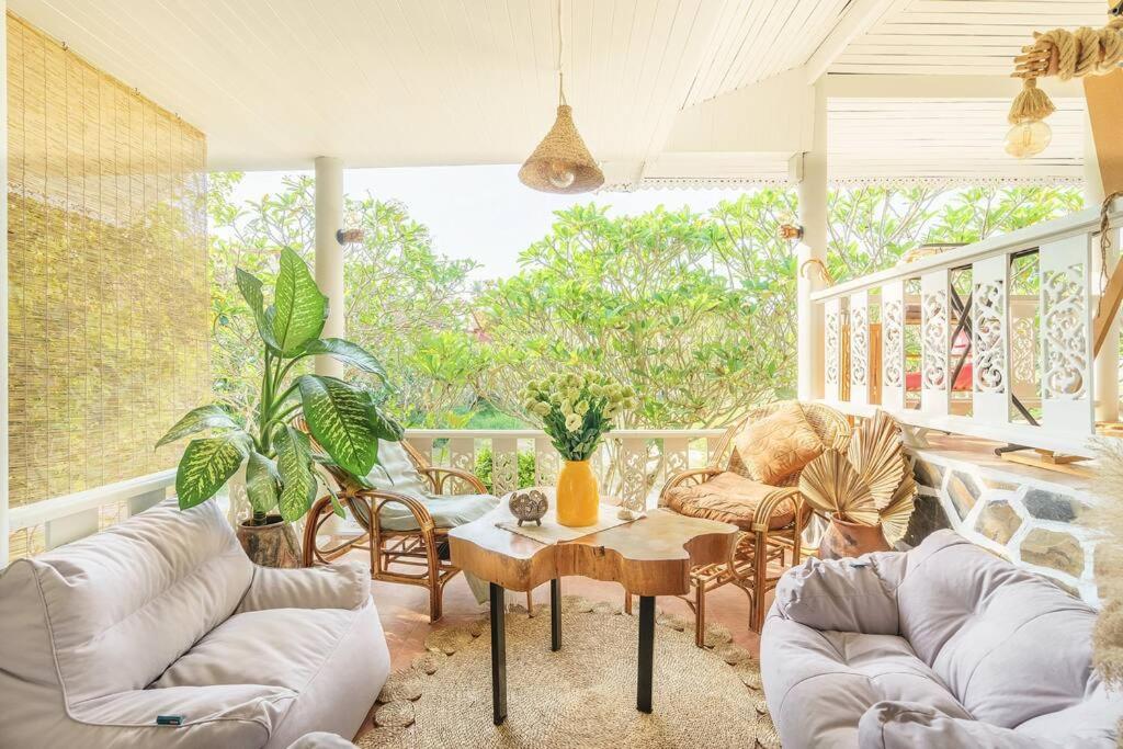 un soggiorno con divani e un tavolo di Sunset beach villa 5 O3 villas a Ko Phangan