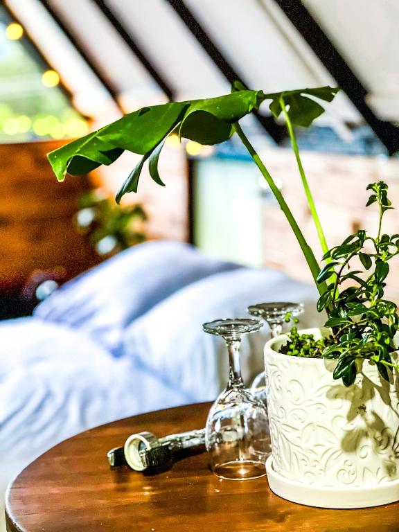 Postel nebo postele na pokoji v ubytování Glamping Chalet Deluxe cerca al centro de Villa de Leyva - By Serena Morena