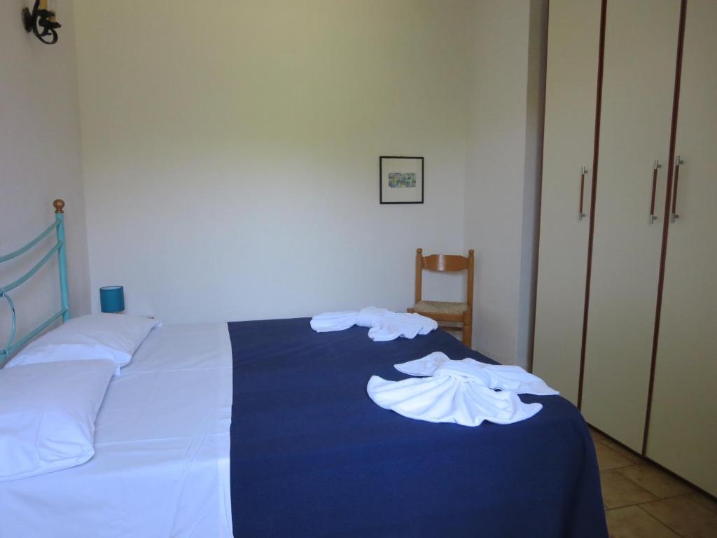 A bed or beds in a room at Villetta Sunrise 35