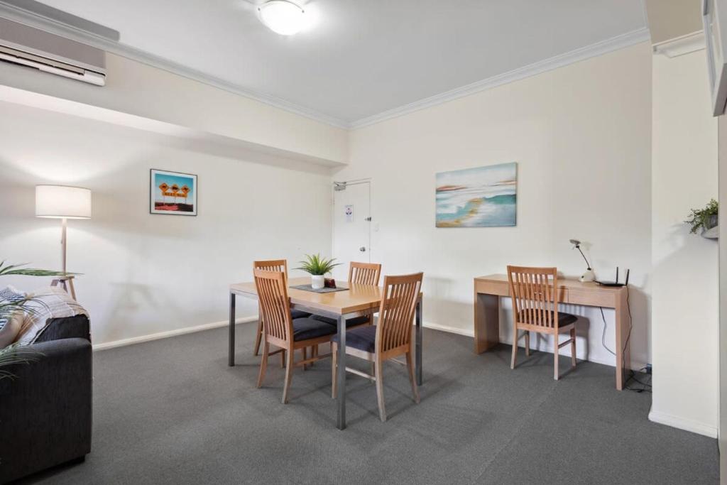 Area soggiorno di Fabulous Apt in Northbridge with Pool & WiFi