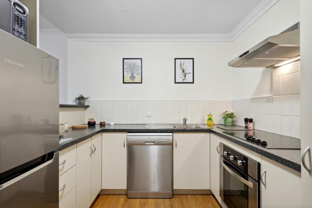 Cucina o angolo cottura di Fabulous Apt in Northbridge with Pool & WiFi