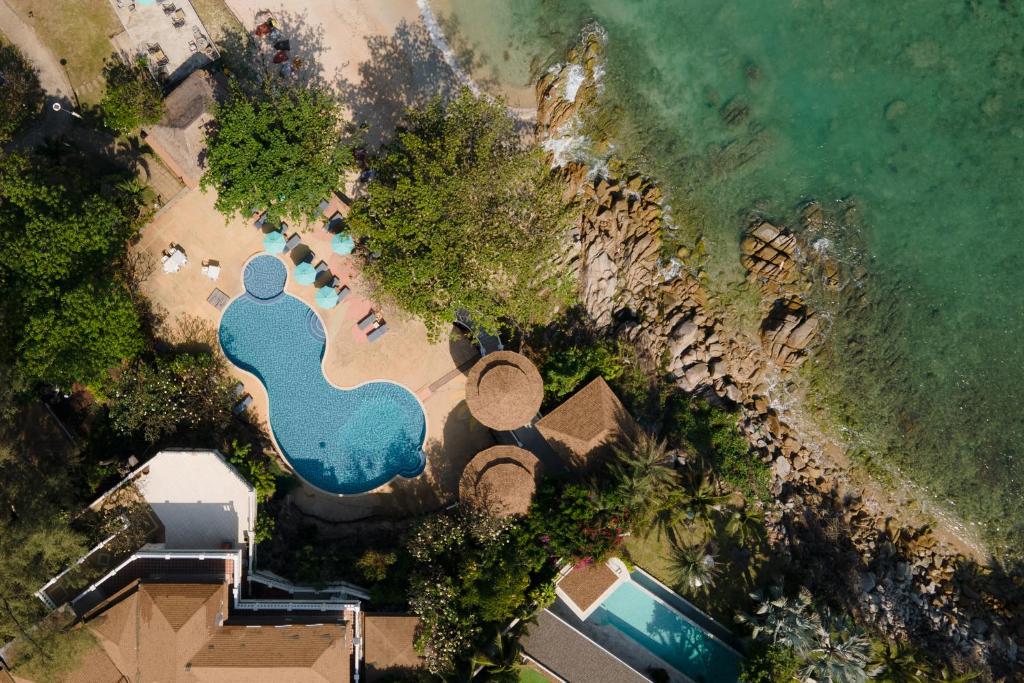 una vista aérea de una playa con piscina en The Bay Samui, en Choeng Mon Beach
