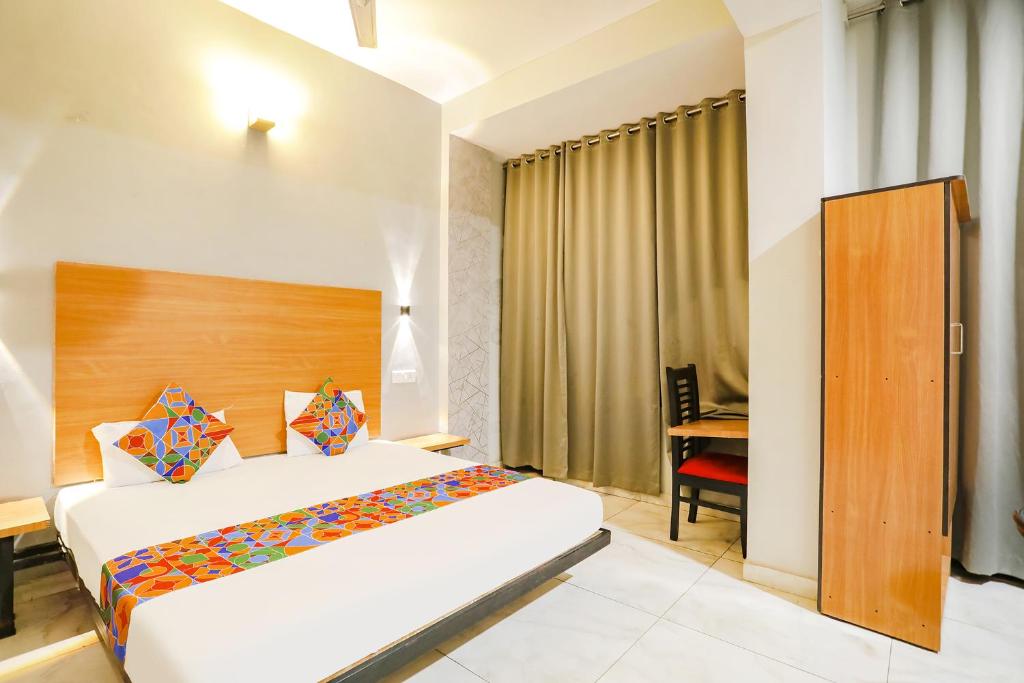 Habitación de hotel con cama y escritorio en FabHotel The Bell en Bhilai