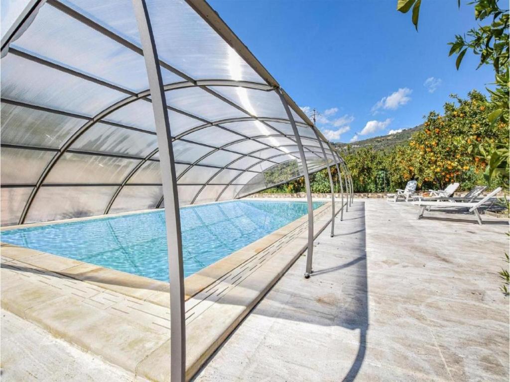 una tenda in vetro sopra la piscina di un resort di Belvilla by OYO Villa Les barriques a Gaggi