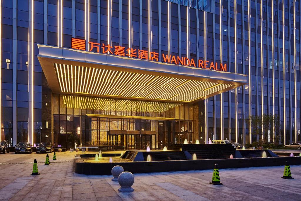 un edificio con una señal que lee el Marriottaniani en Wanda Realm Hotel Dongying, en Dongying