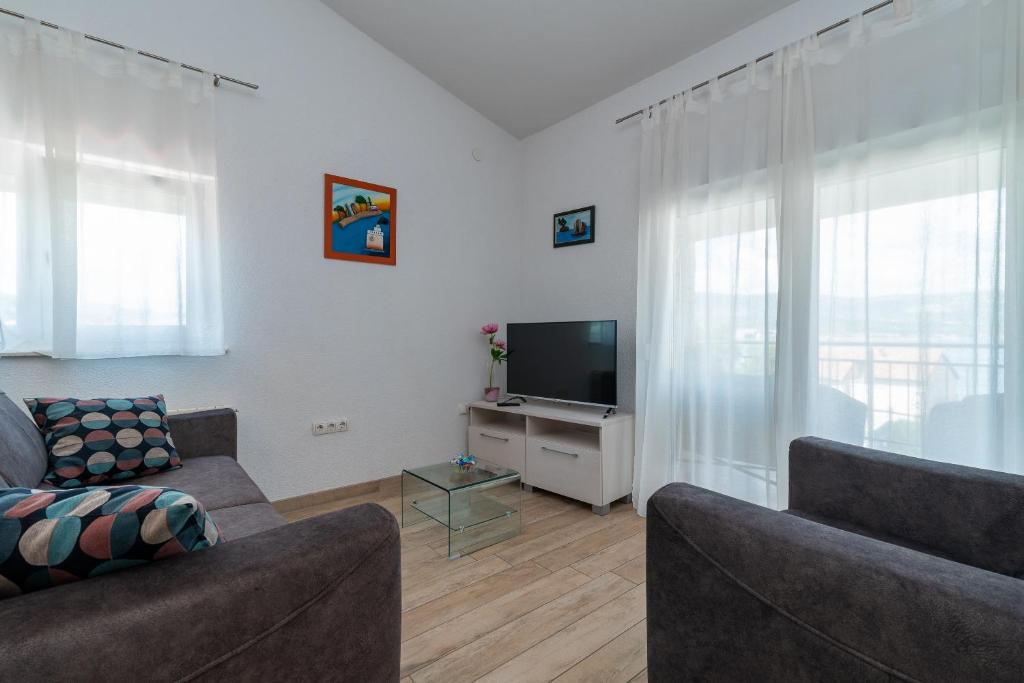 Televízia a/alebo spoločenská miestnosť v ubytovaní Apartments Brico - Heated Pool