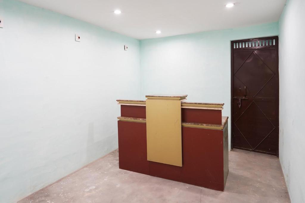 una habitación vacía con dos puestos y una puerta en OYO Hotel star palace, en Noida