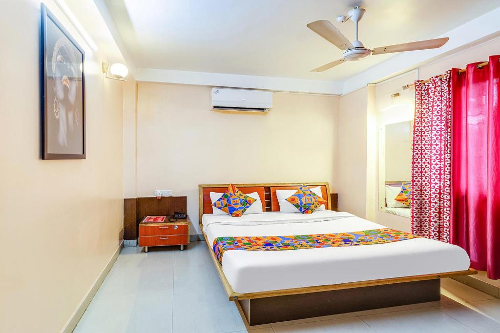 1 dormitorio con 1 cama y ventilador de techo en FabHotel Oasis, en Mātigara