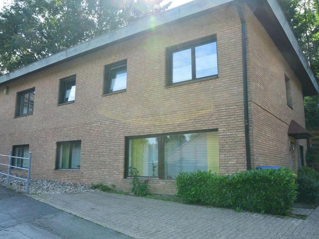 Un edificio de ladrillo rojo con ventanas a la calle. en Heidel Comfortable holiday residence, en Solingen
