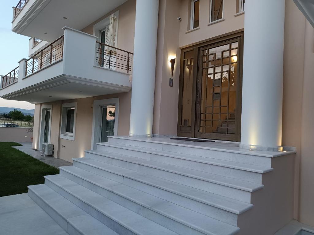 ナフプリオにあるARIA Luxury Apartmentsの玄関口へ続く階段のある家