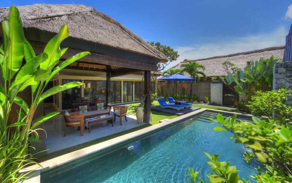 Piscina de la sau aproape de Bali Rich Villas