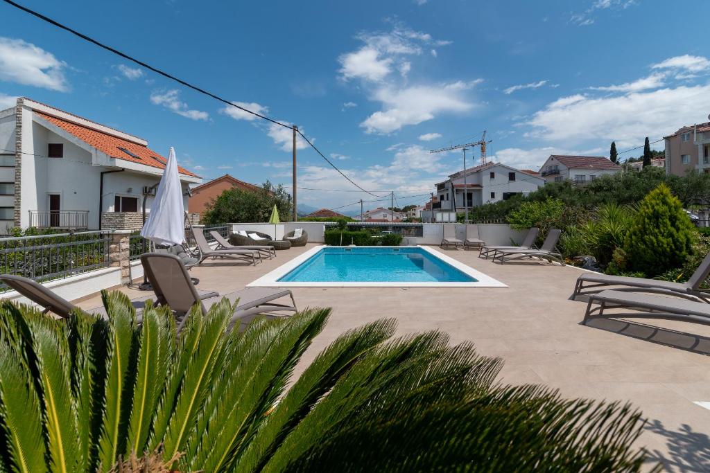 Bazén v ubytovaní Apartments Brico - Heated Pool alebo v jeho blízkosti
