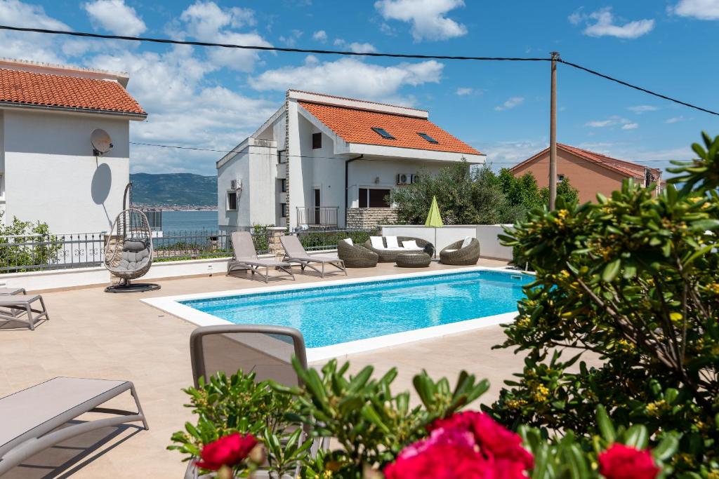 Bazén v ubytovaní Apartments Brico - Heated Pool alebo v jeho blízkosti