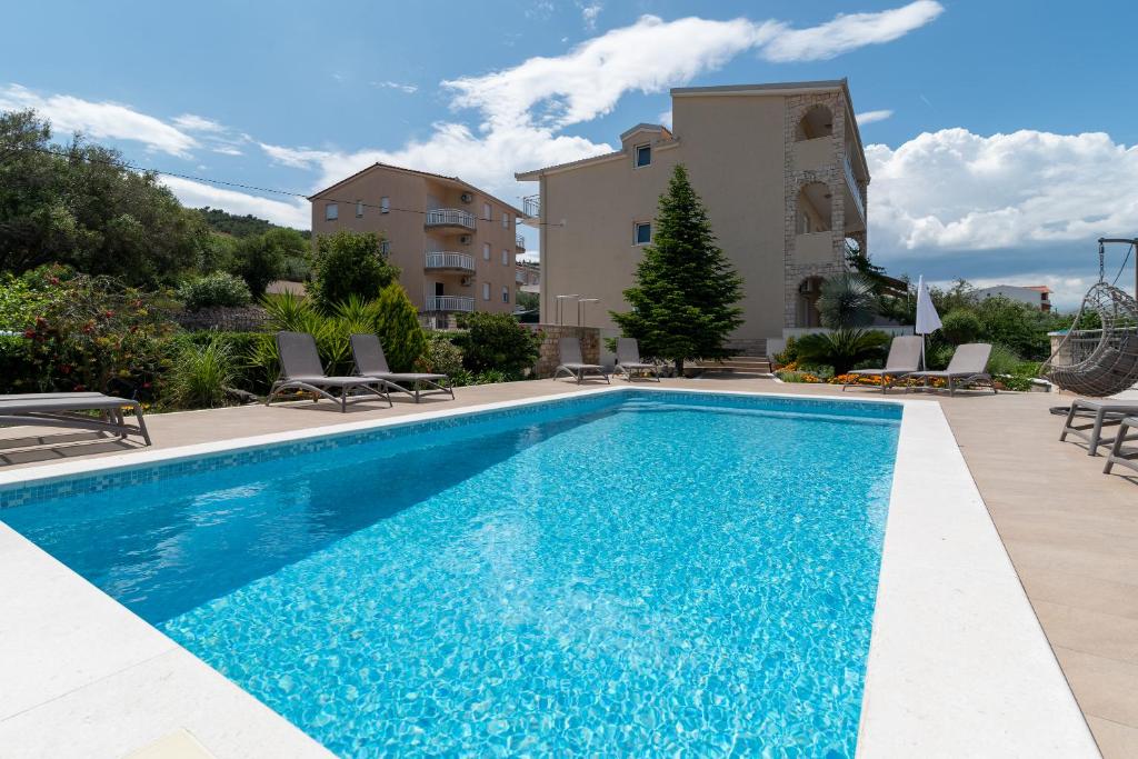Bazén v ubytovaní Apartments Brico - Heated Pool alebo v jeho blízkosti