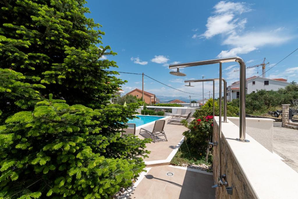 Bazén v ubytovaní Apartments Brico - Heated Pool alebo v jeho blízkosti